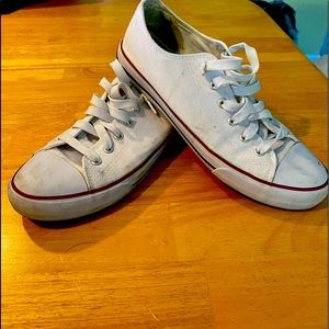 Men’s white canvas shoes